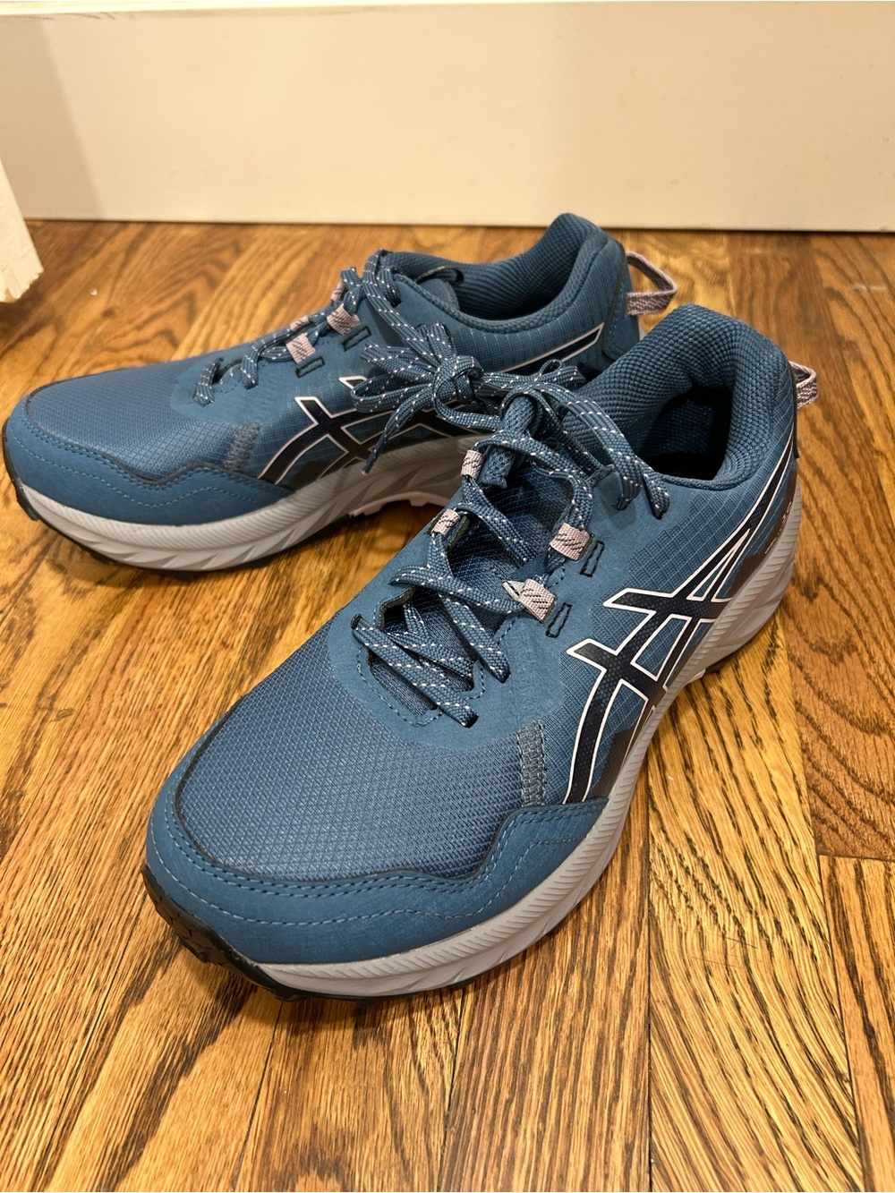 NWOT ASICS 10 Gel Venture- Size 8